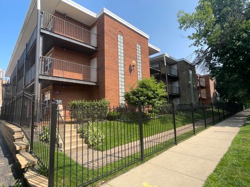 One Bedroom in Uptown – photo 1