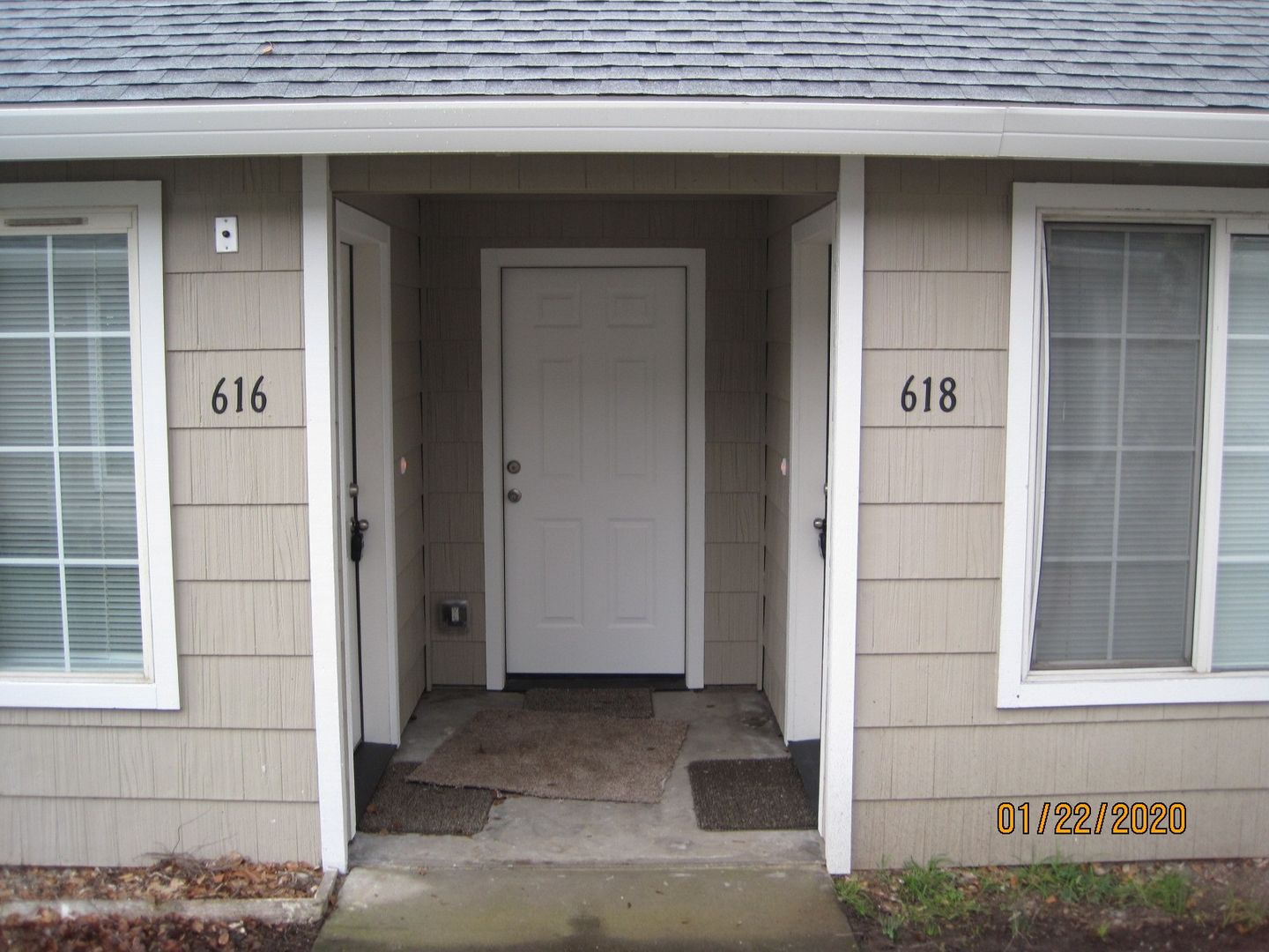 Medford Apartment: 616-618 E 9th St.