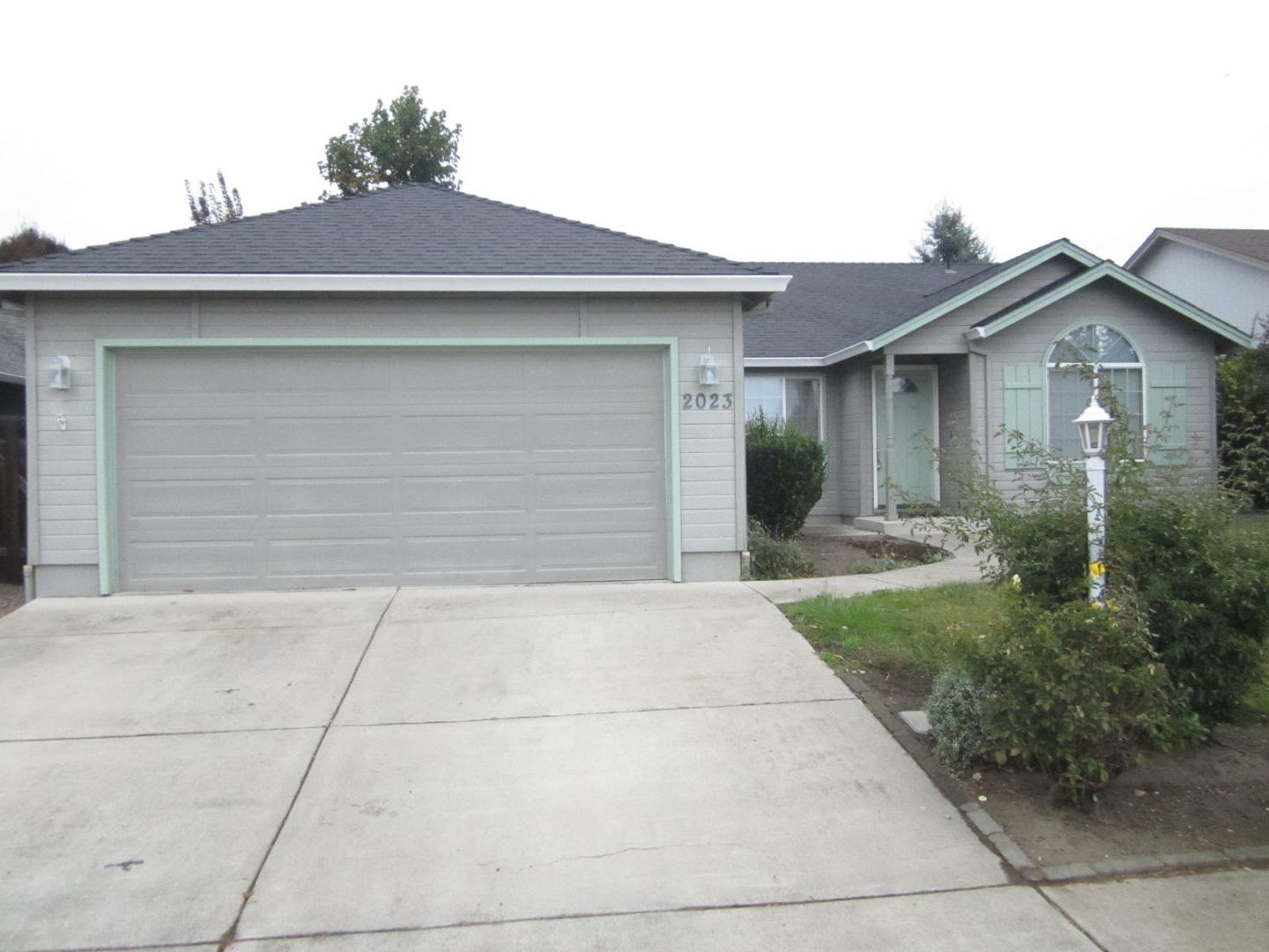 Central Point House: 2023 Walnut Grove Ln.