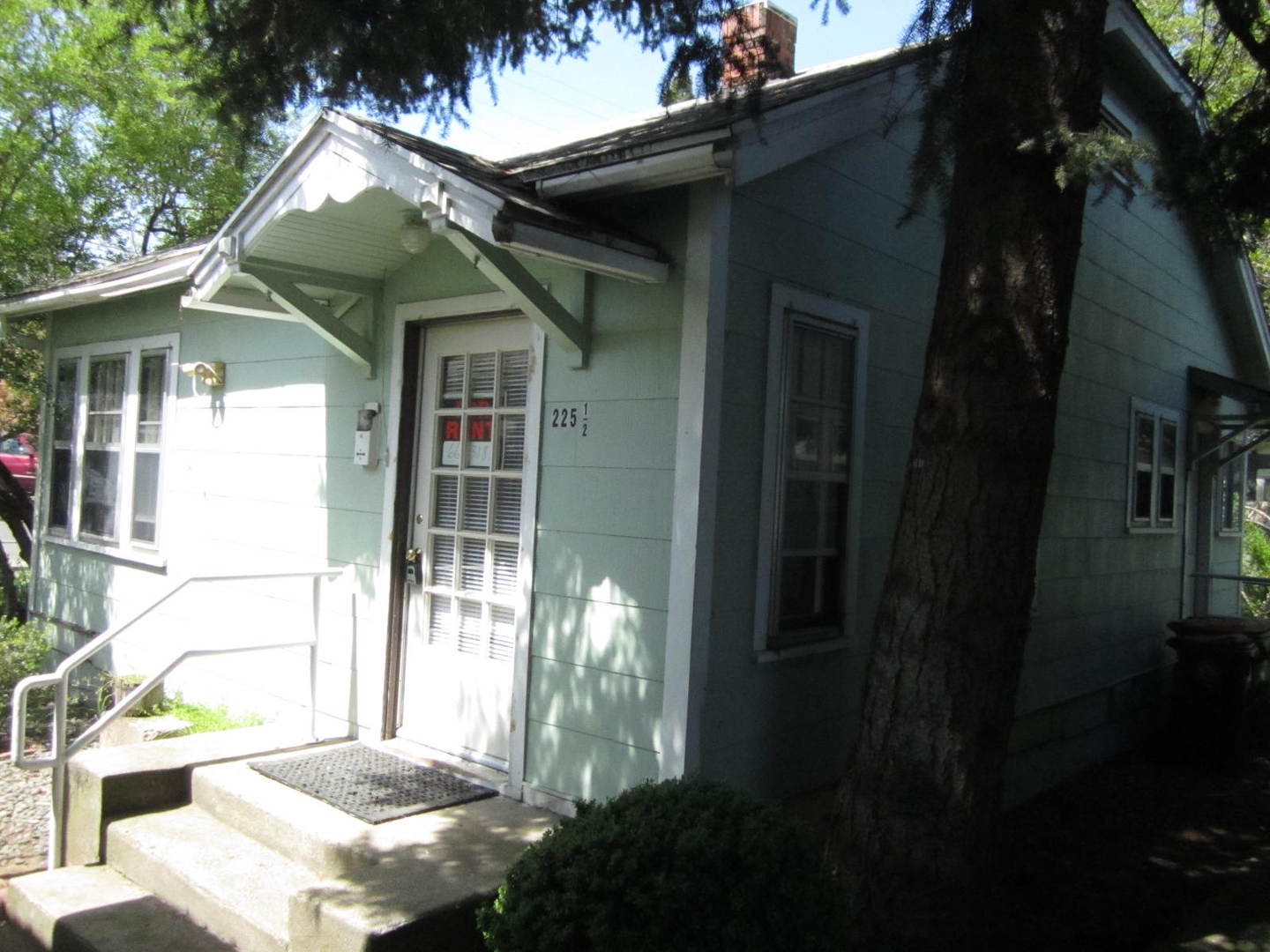 Medford Apartment: 225 N. Holly St