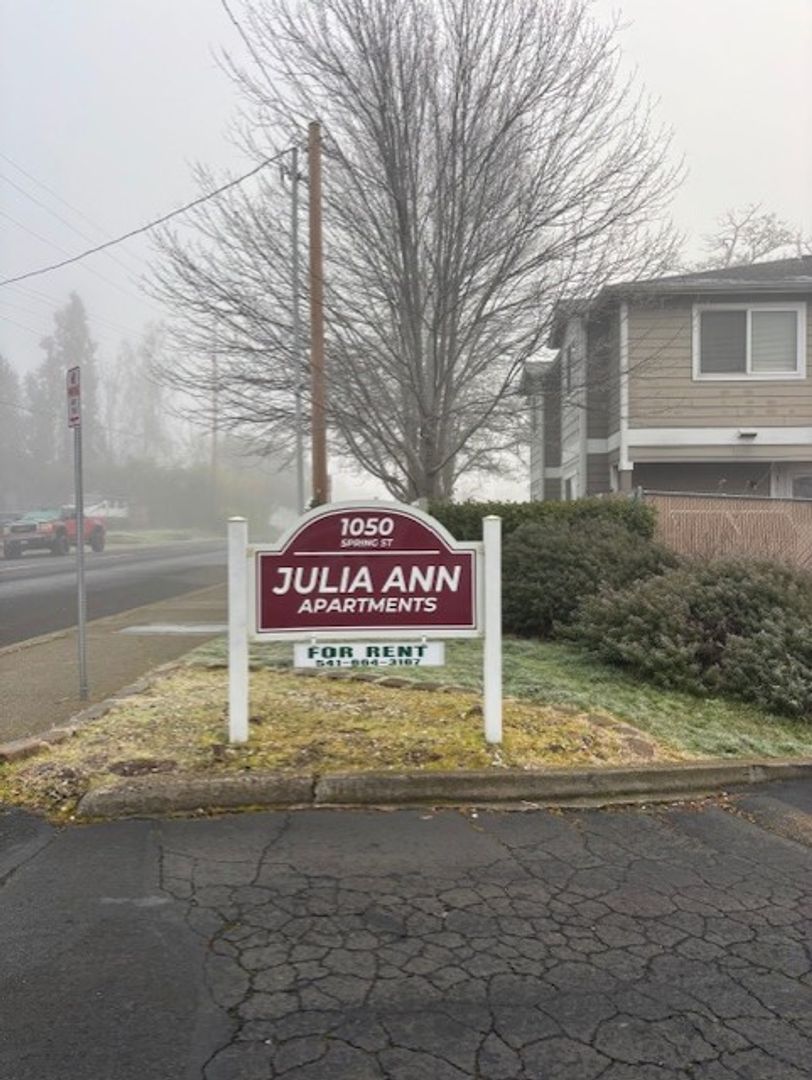 Medford Apartment: 1050 Spring St.