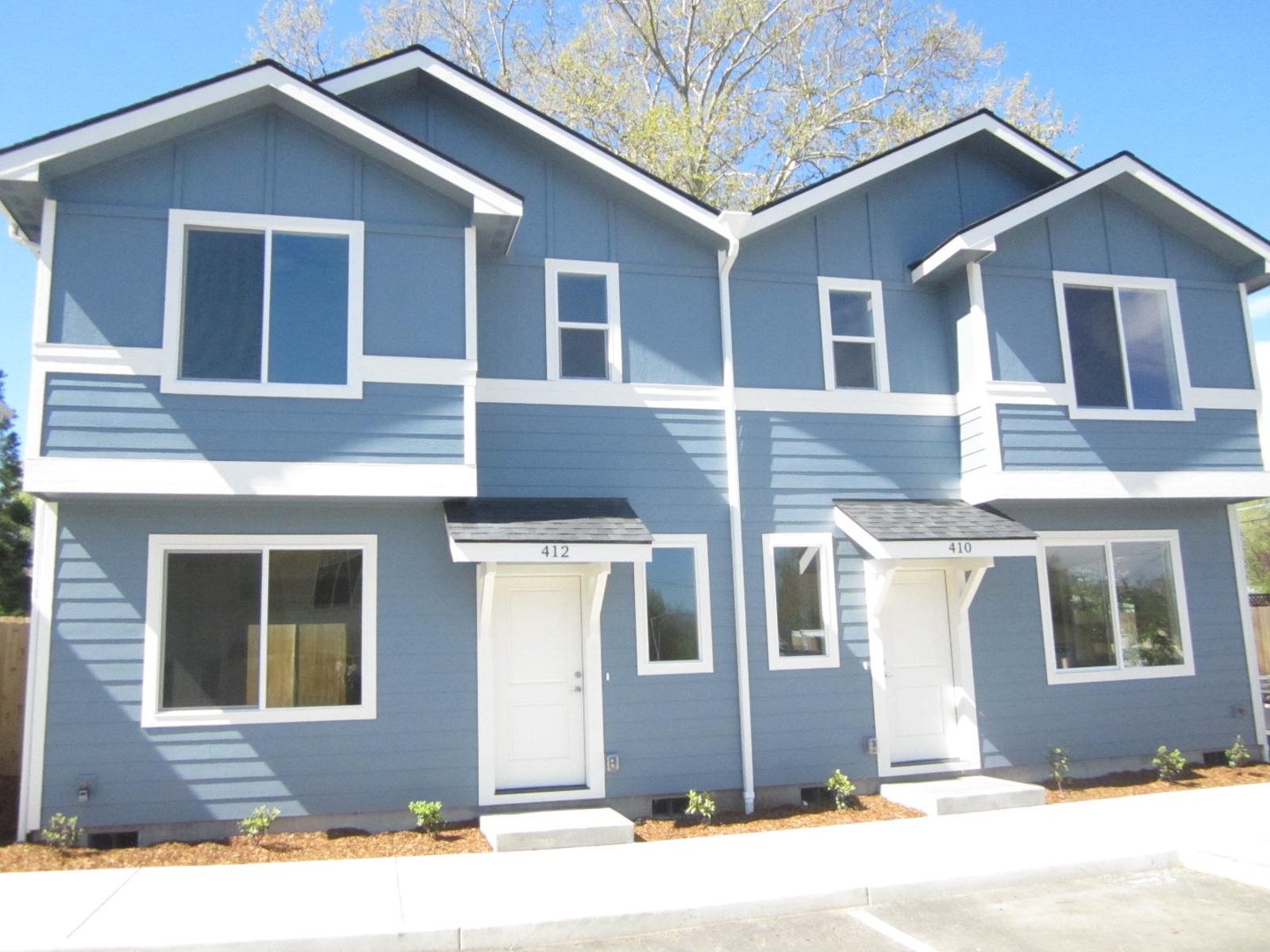 Phoenix Apartment: 412 Oak St.