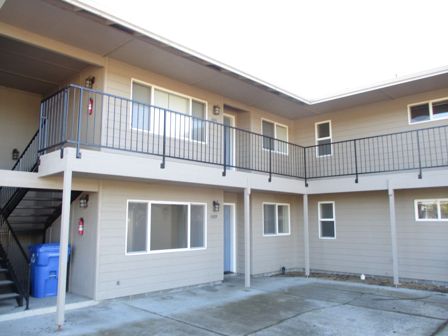 Grants Pass Apartment: 1885, 1887, 1889, 1891 Medart Ln