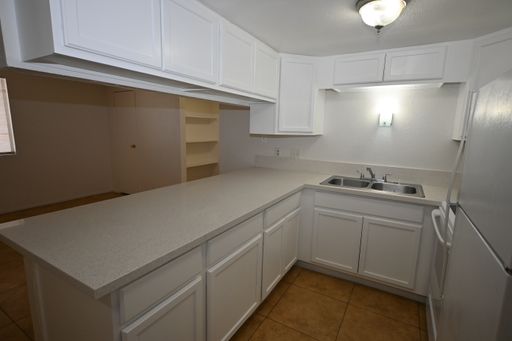 302 Eastminister -RECENTLY REMOMDELED KITCHEN - 2 BED Apartment -Downstairs - NO PETS – photo 1