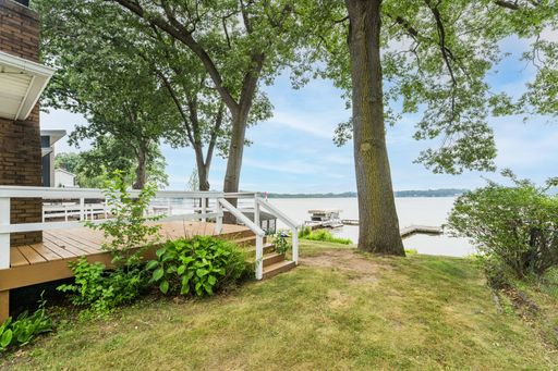 Lakefront 3-Bedroom Home for Rent – photo 1