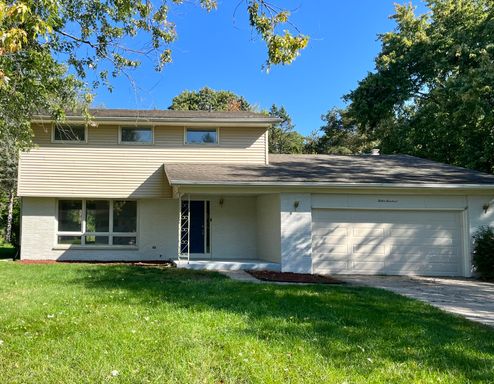 Spacious 2 Story in Portage