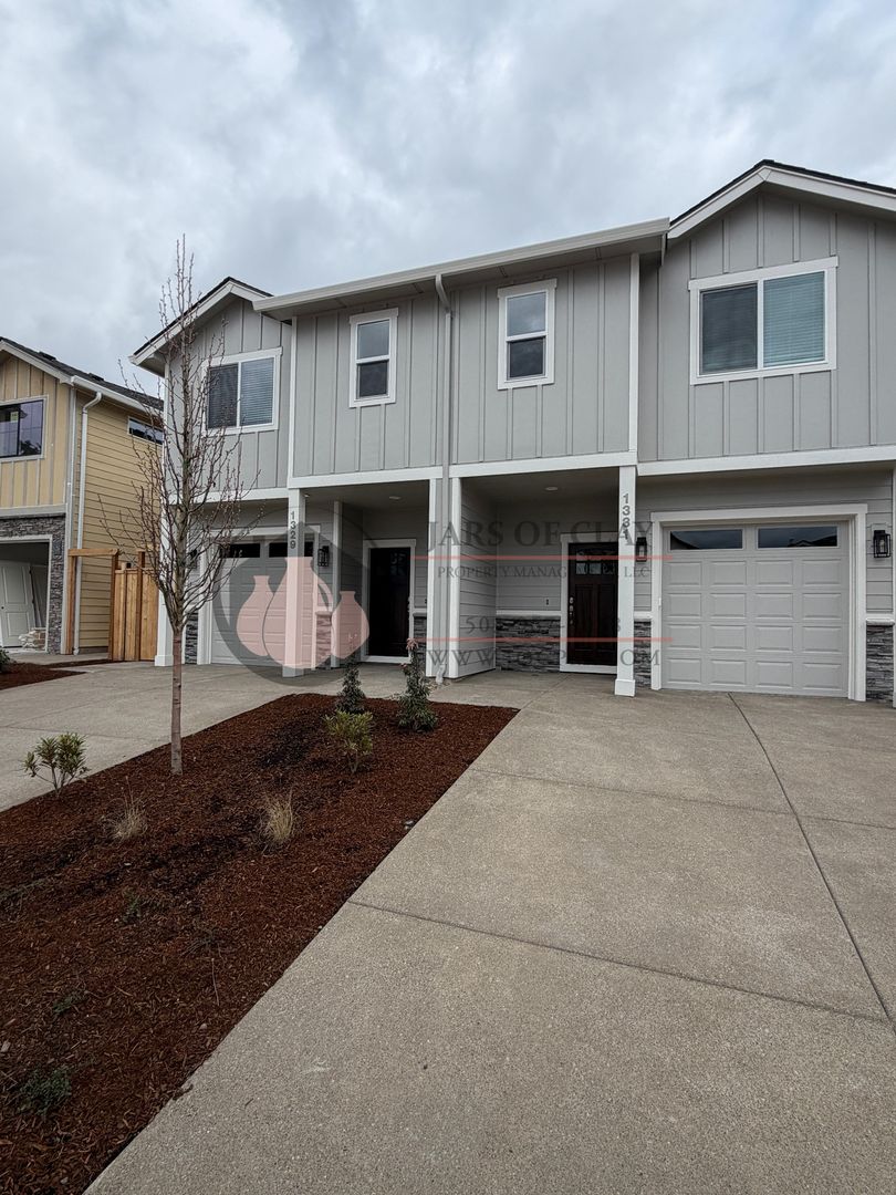 Keizer Apartment: 1329/1331 Oppek St NE