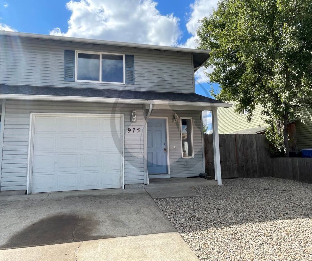 Salem Apartment: 971-975 Charter Pl NE