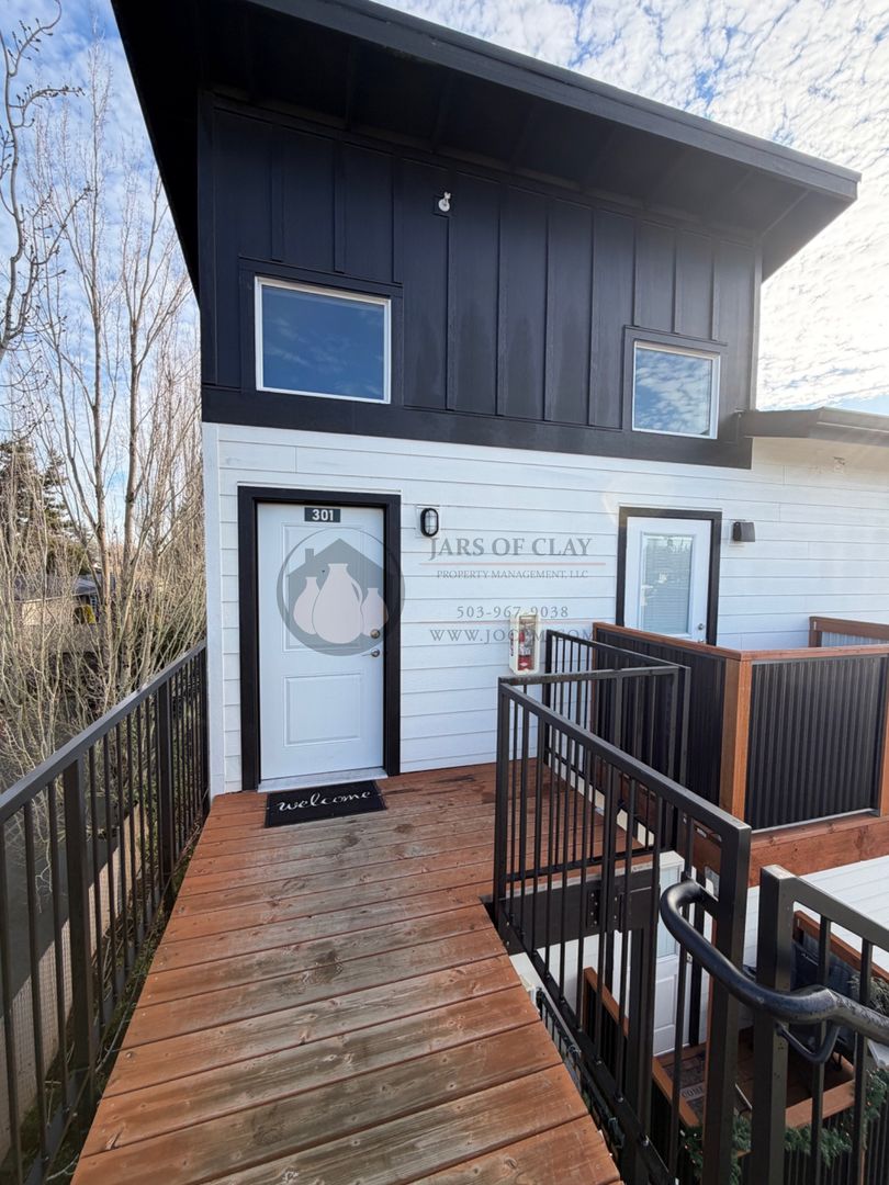 Keizer Apartment: 603-617 Plymouth Dr NE