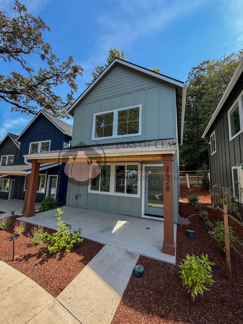 Salem Condo: 2528 Gilbert St. S