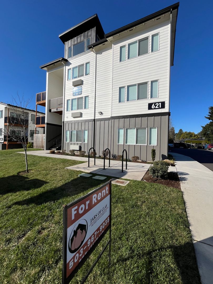 Keizer Apartment: 621-646 Plymouth Dr NE