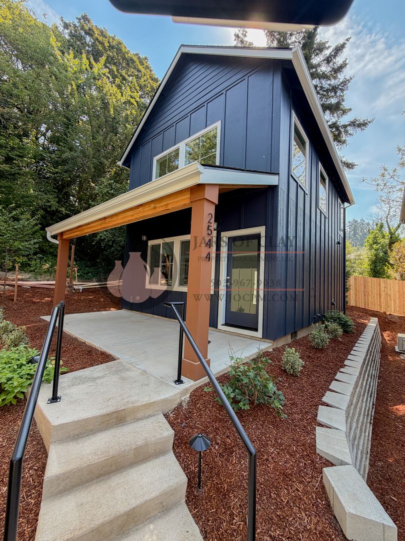 Salem Condo: 2544 Gilbert St. S