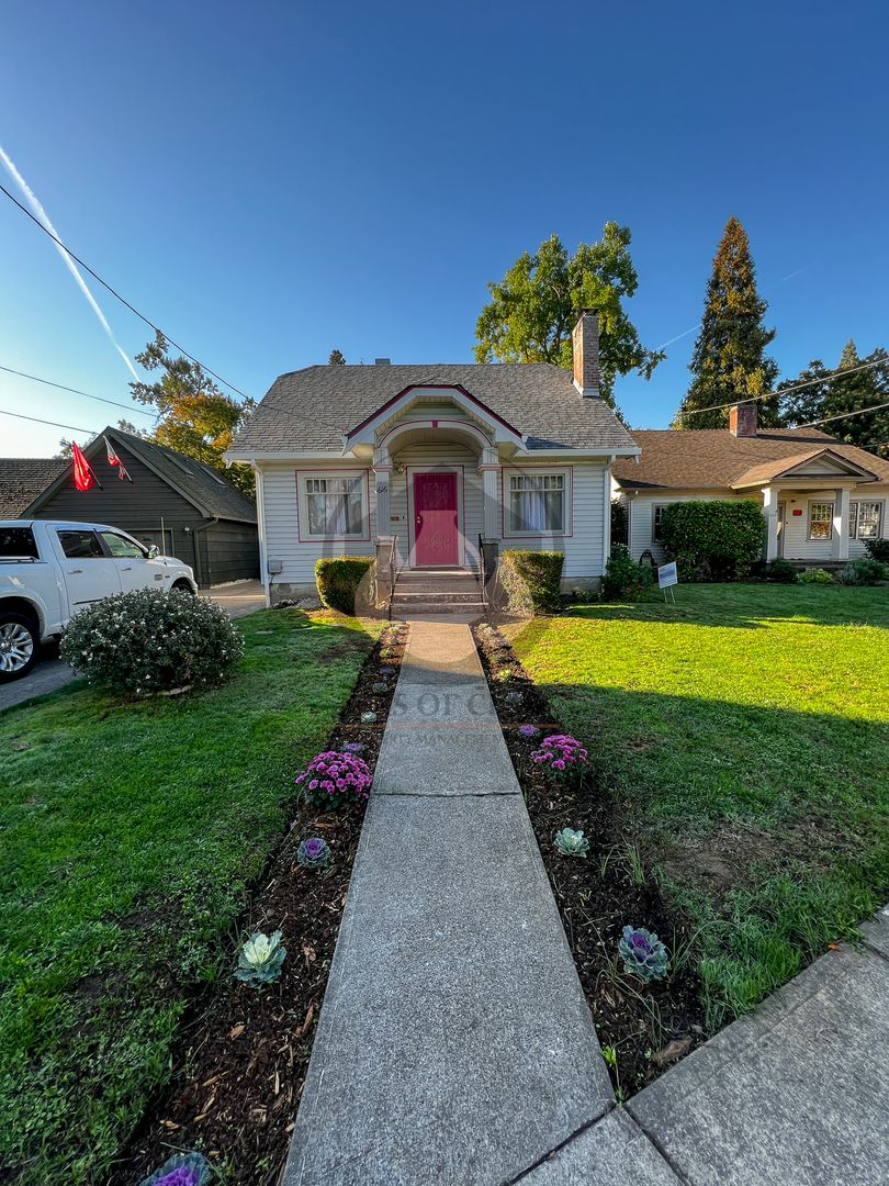 Salem House: 1616 Center St NE