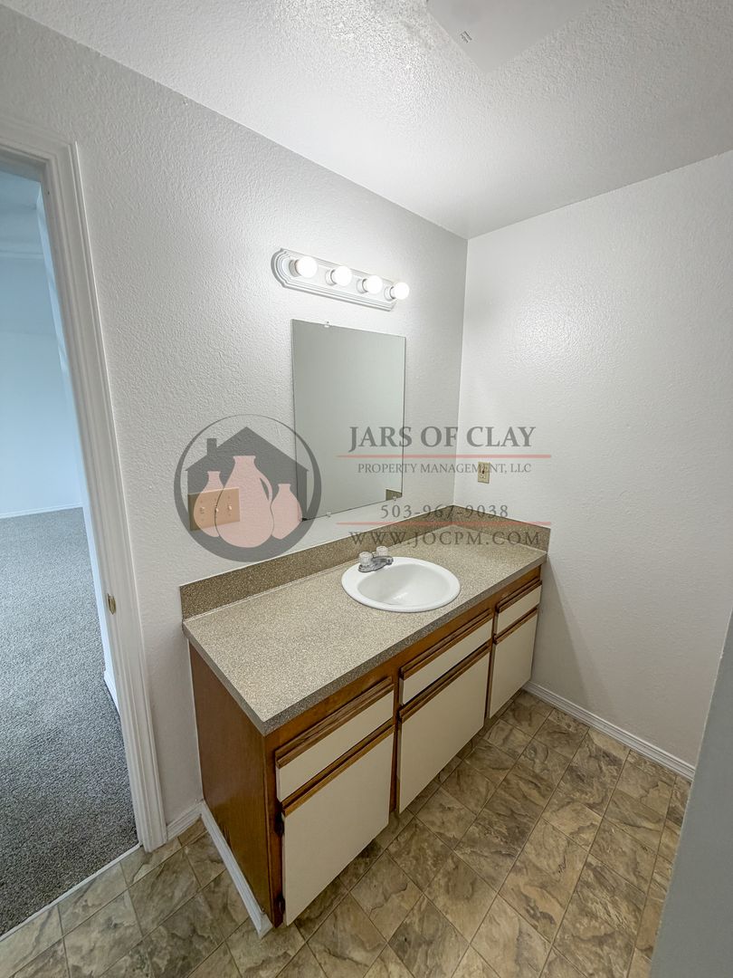 ½ OFF FIRST MONTH! | Cozy 2BR Upstairs Residence in Keizer 5 of 5