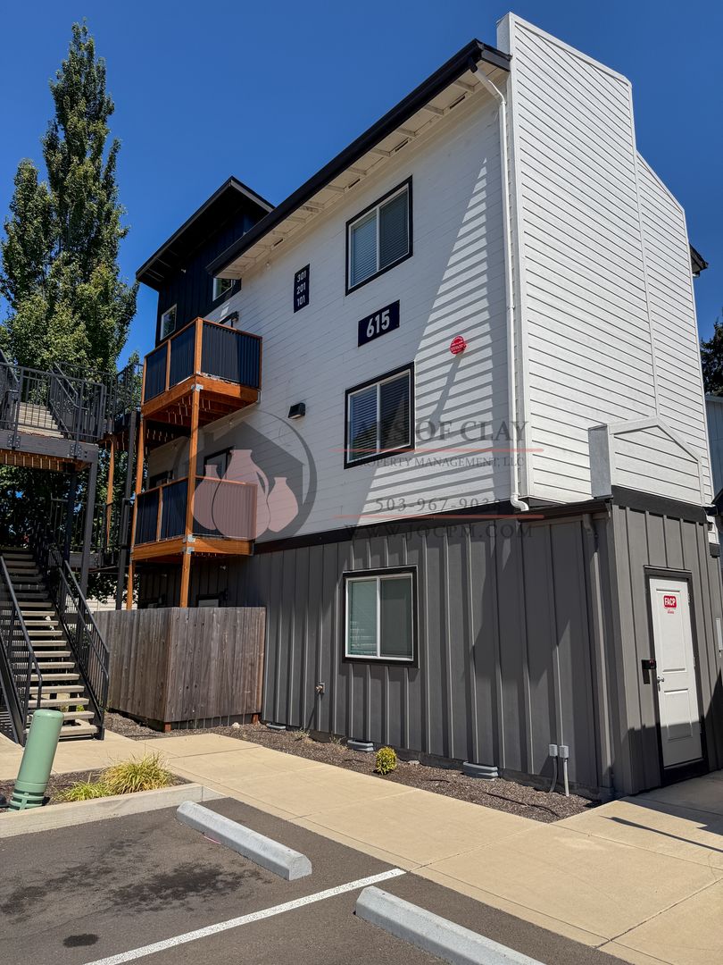 Keizer Apartment: 603-617 Plymouth Dr NE