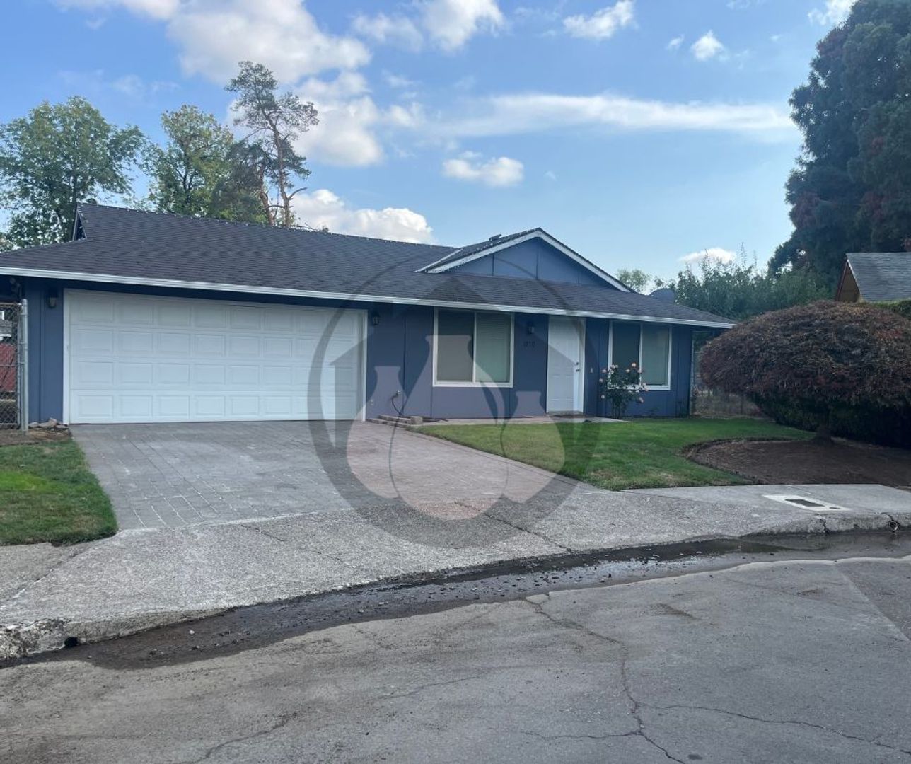 **MOVE IN SPECIAL** $500 OFF First Full Months Rent** 3 Bedroom 1 Bathroom-- Fenced Yard