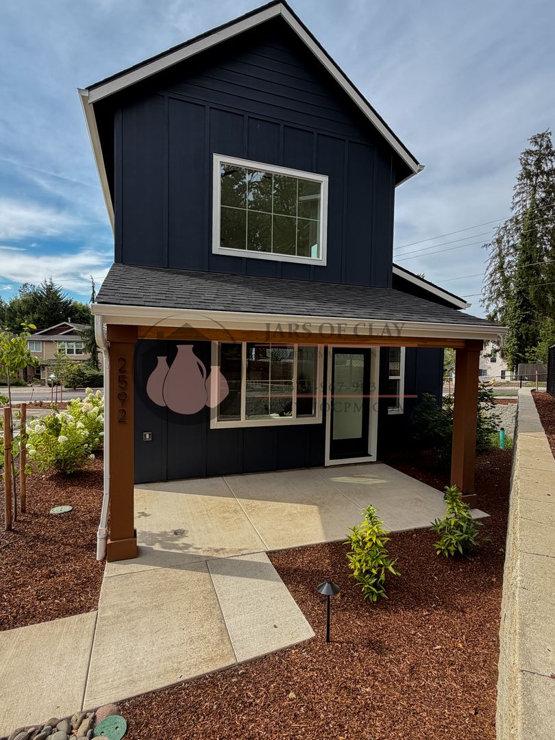 Salem Condo: 2592 Gilbert St. S