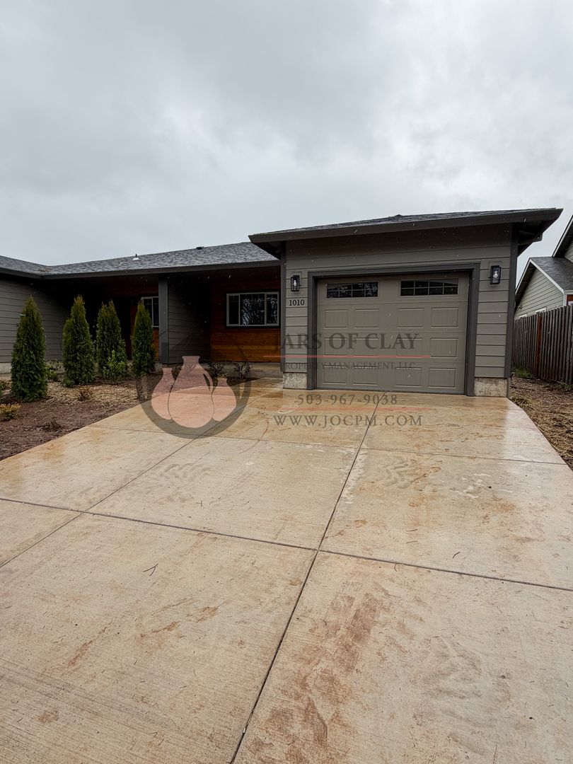 Willamina Apartment: 1010/1012 NW Highlands Loop