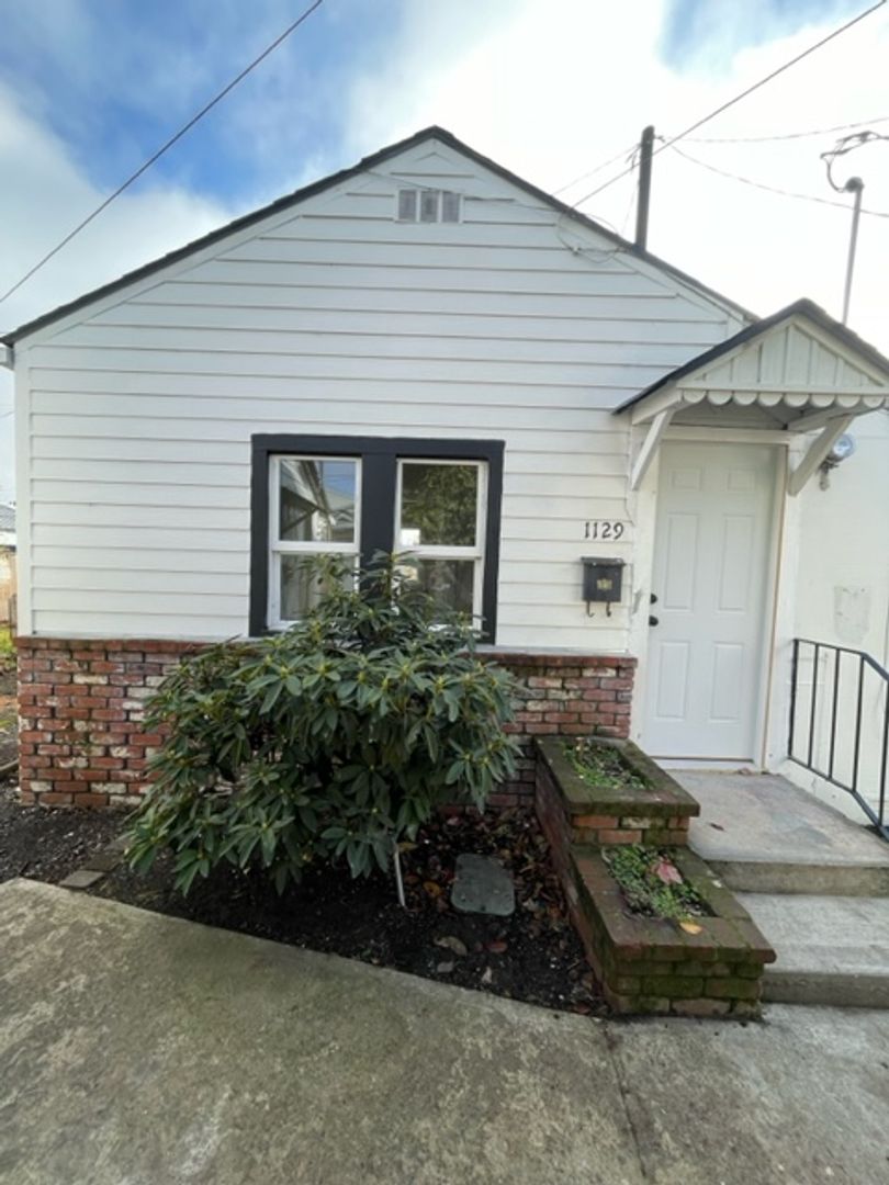 McMinnville Apartment: 1106-1135 NE Adams/Baker St