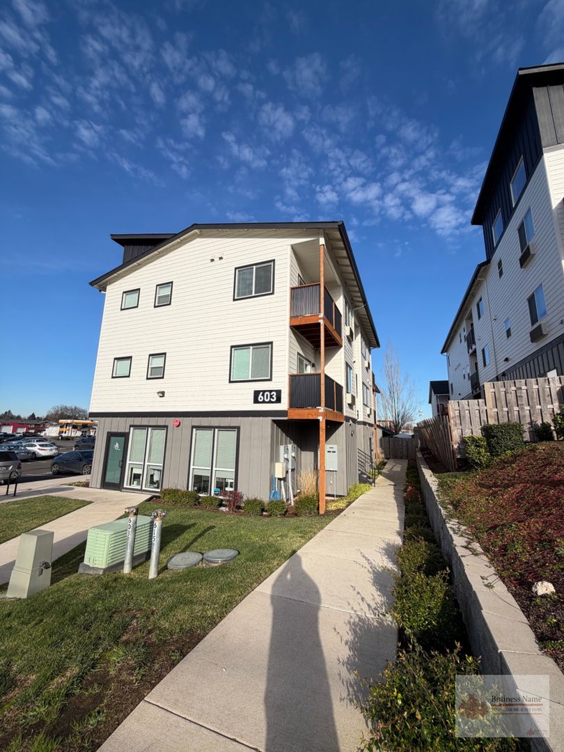 Keizer Apartment: 603-617 Plymouth Dr NE