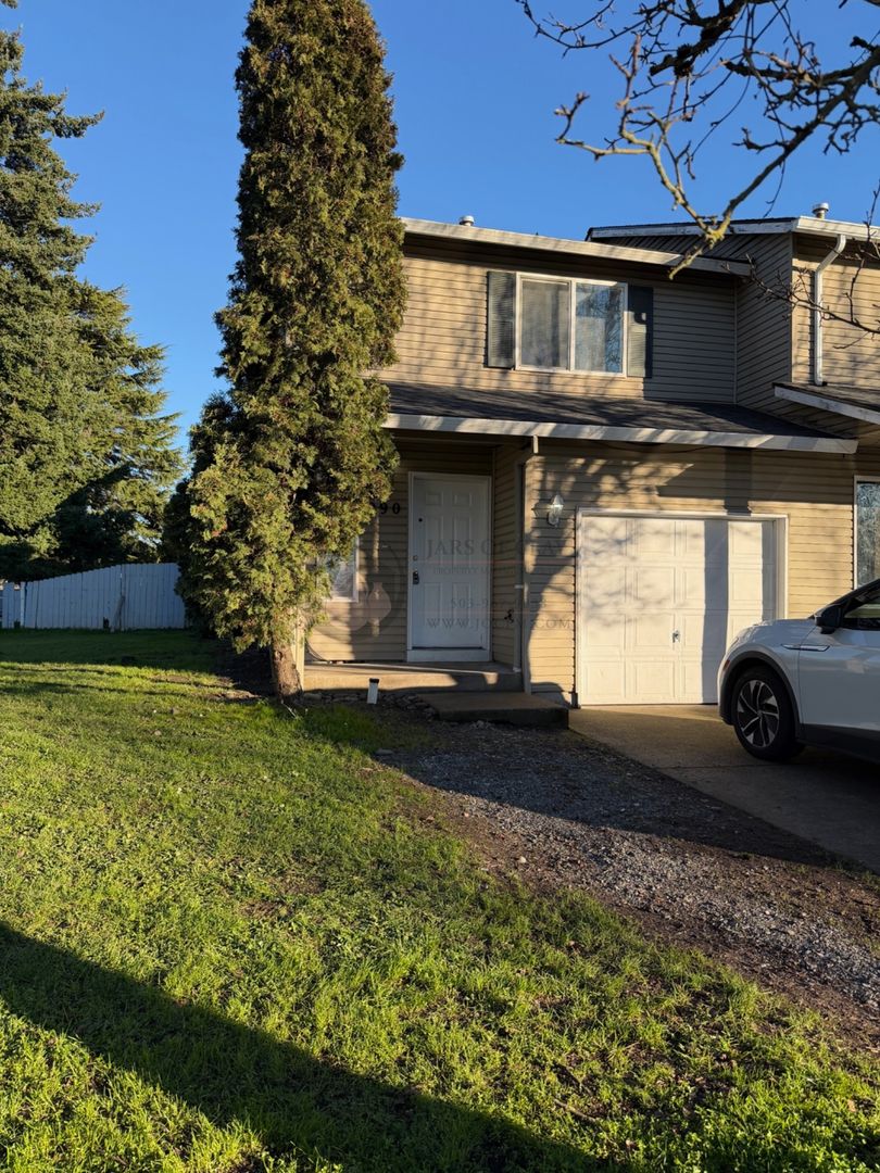 Salem Apartment: 990, 992 & 994 Charter