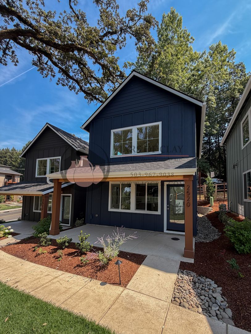 Salem Condo: 2520 Gilbert St. S