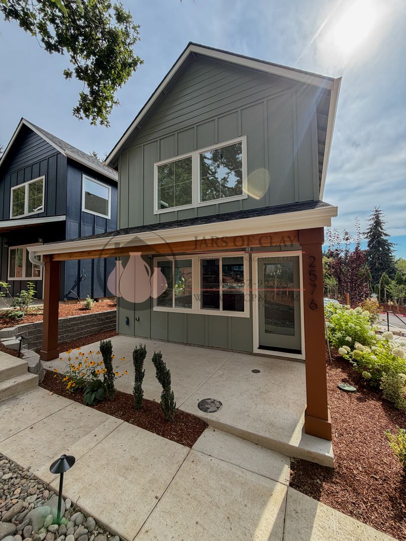 Salem Condo: 2576 Gilbert St. S