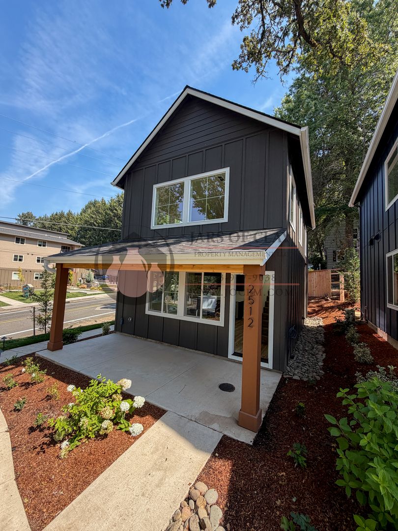 Salem Condo: 2512 Gilbert St. S