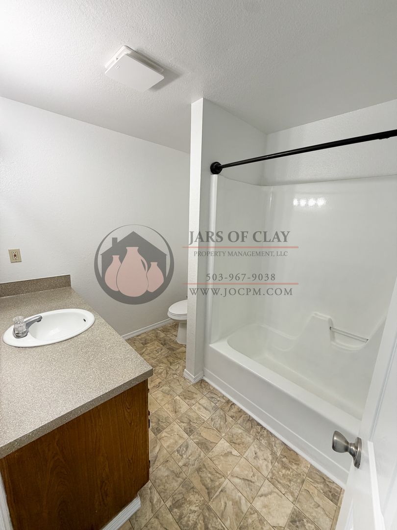 ½ OFF FIRST MONTH! | Cozy 2BR Upstairs Residence in Keizer 4 of 5