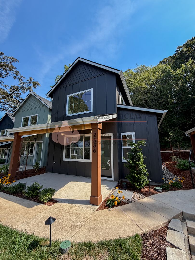 Salem Condo: 2536 Gilbert St. S