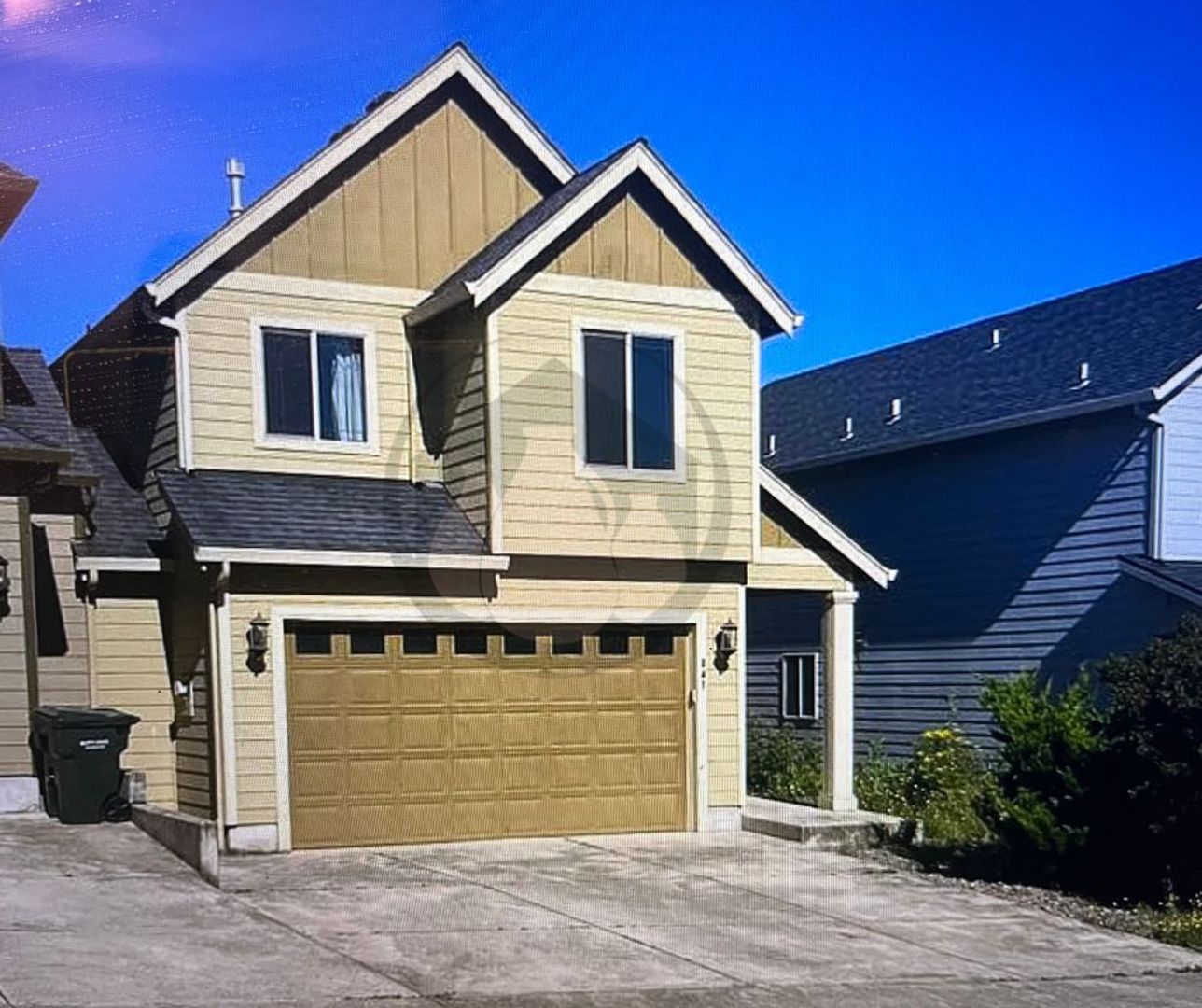 Salem House: 841 Crouchen St NW