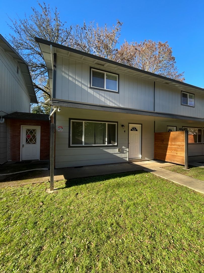 Willamina Apartment: 350 NW Willamina Dr