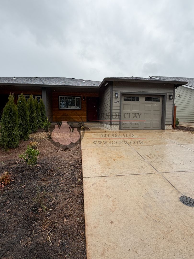 Willamina Apartment: 1010/1012 NW Highlands Loop