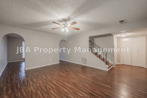 SPACIOUS TOWNHOME!! – photo 1
