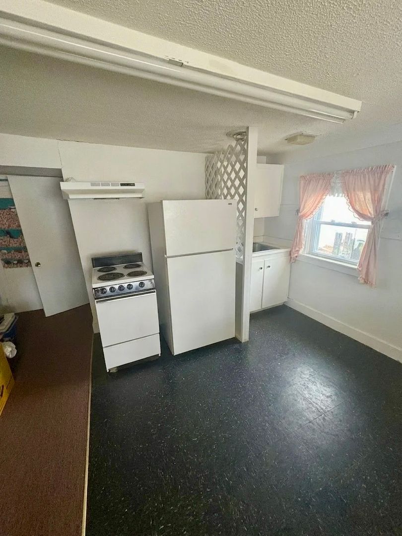 Kingston Apartment: 111 Main St