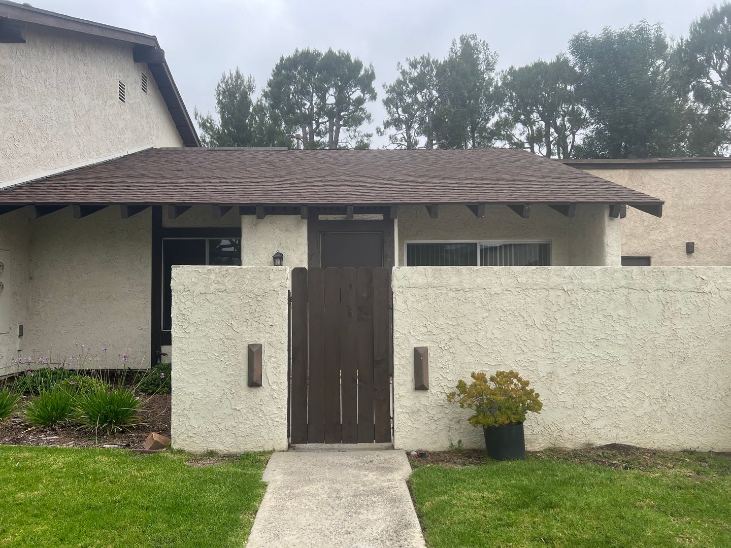 Simi Valley Apartment: RR WOODVALE LLC