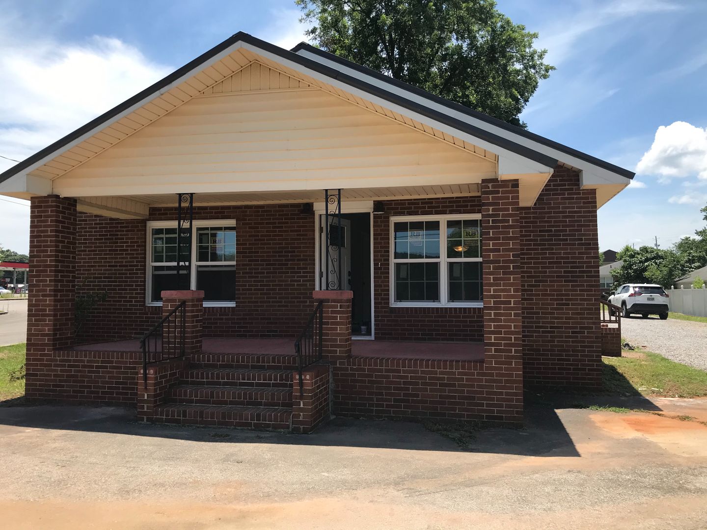 Oxford House: 904 Snow Street