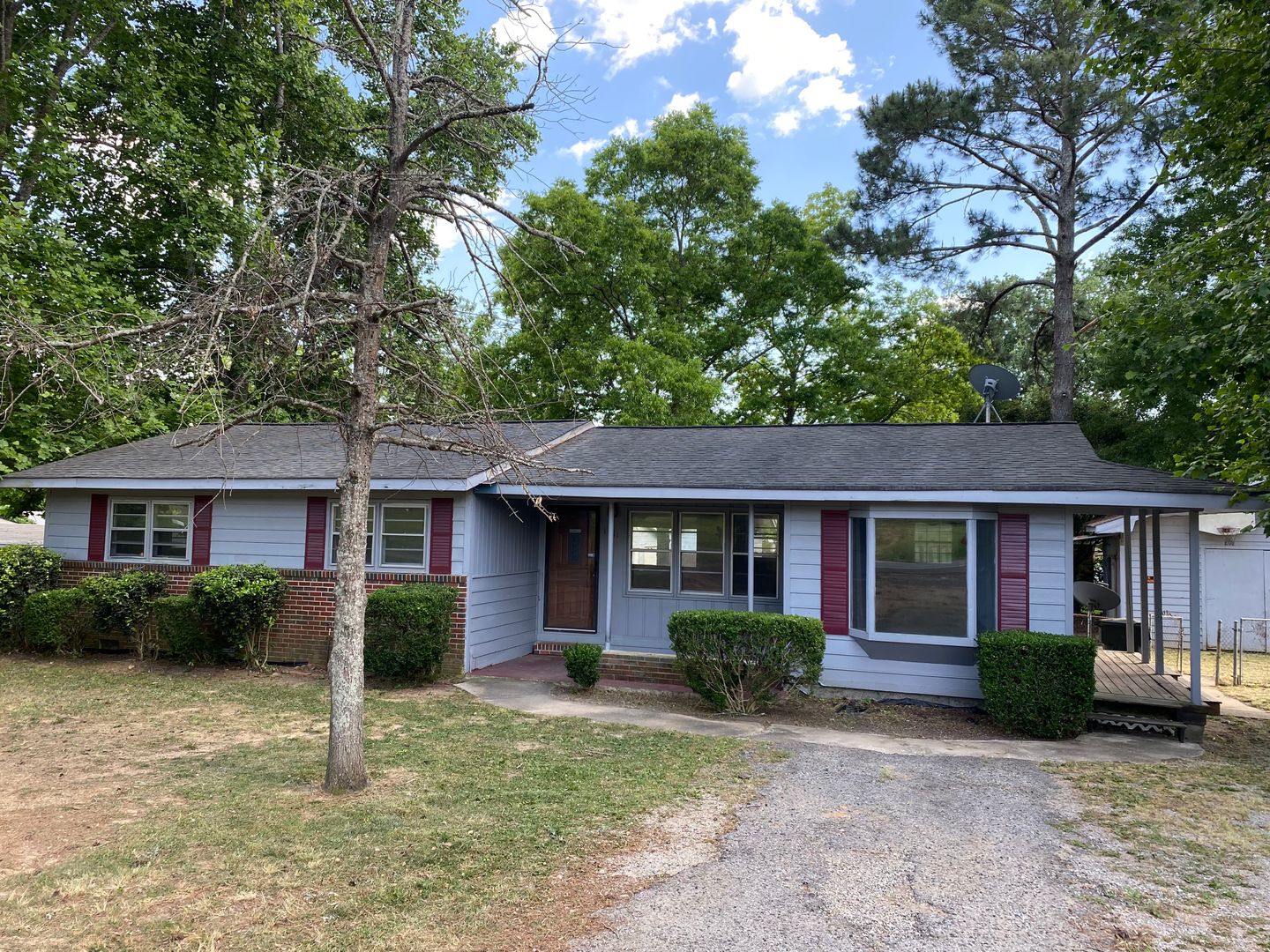 Oxford House: 1911 Airport Road
