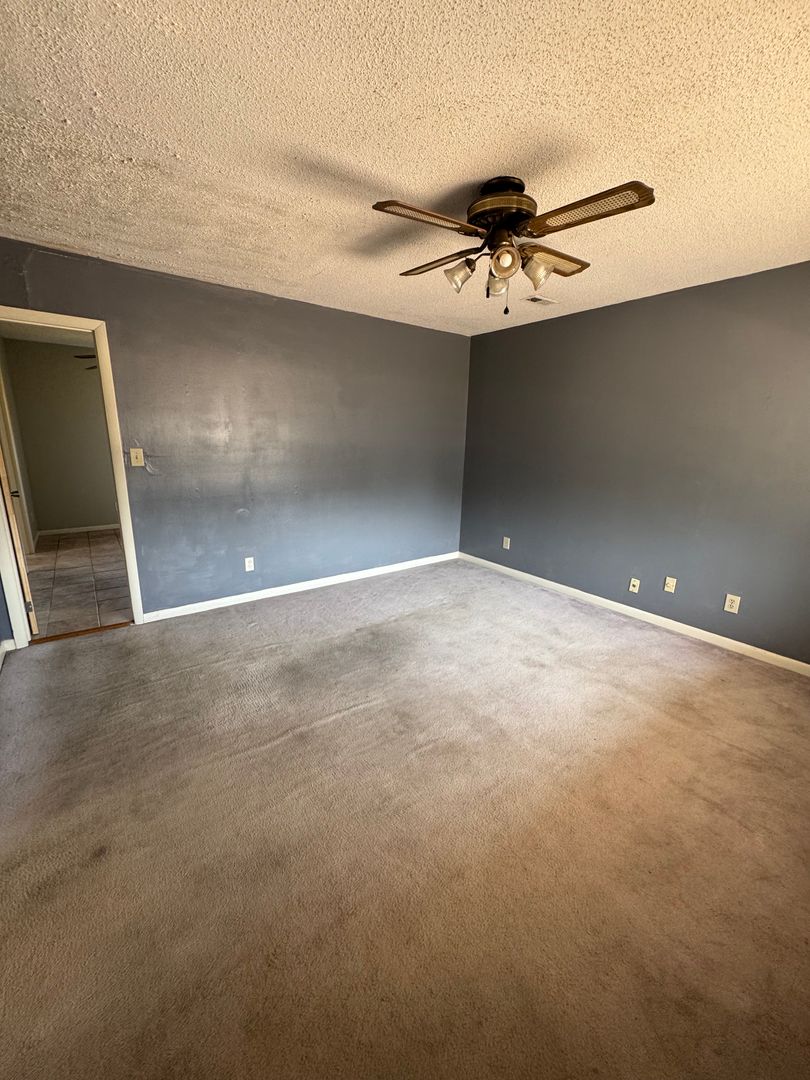 Oxford Apartment: 1124 Edmar Street