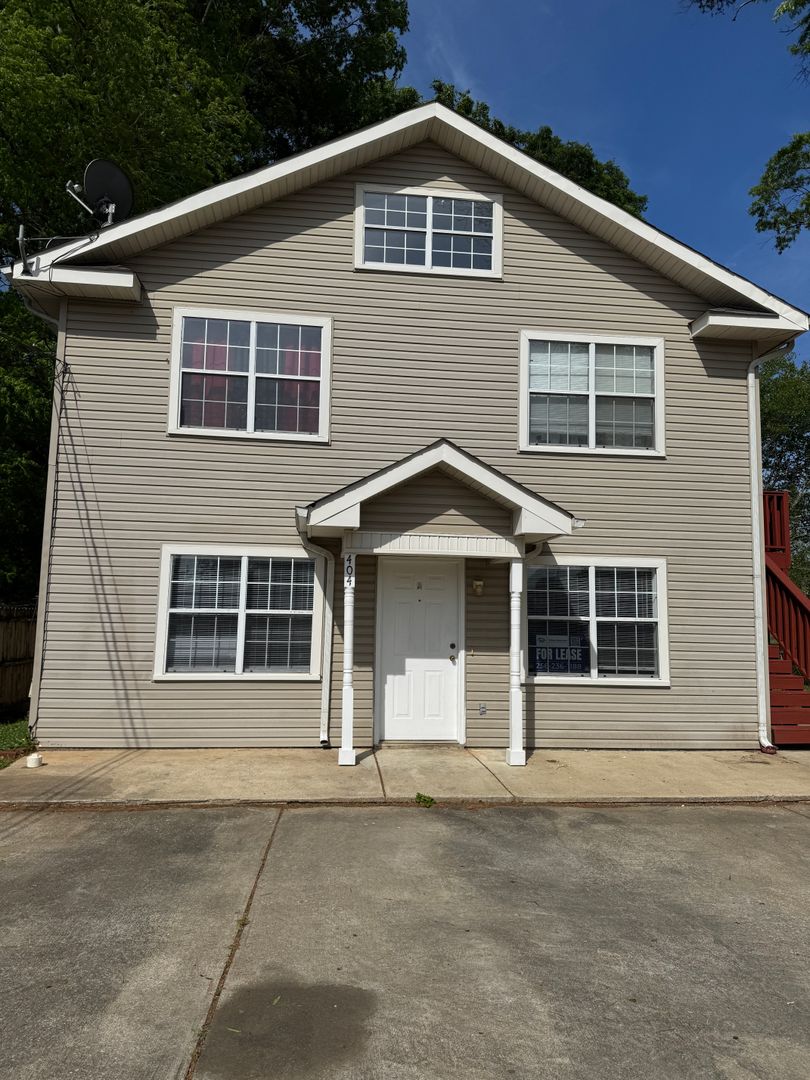 Oxford Apartment: 404 McCullars Lane