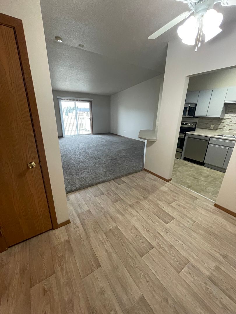 Sioux Falls Apartment: 6320 S Avalon Ave