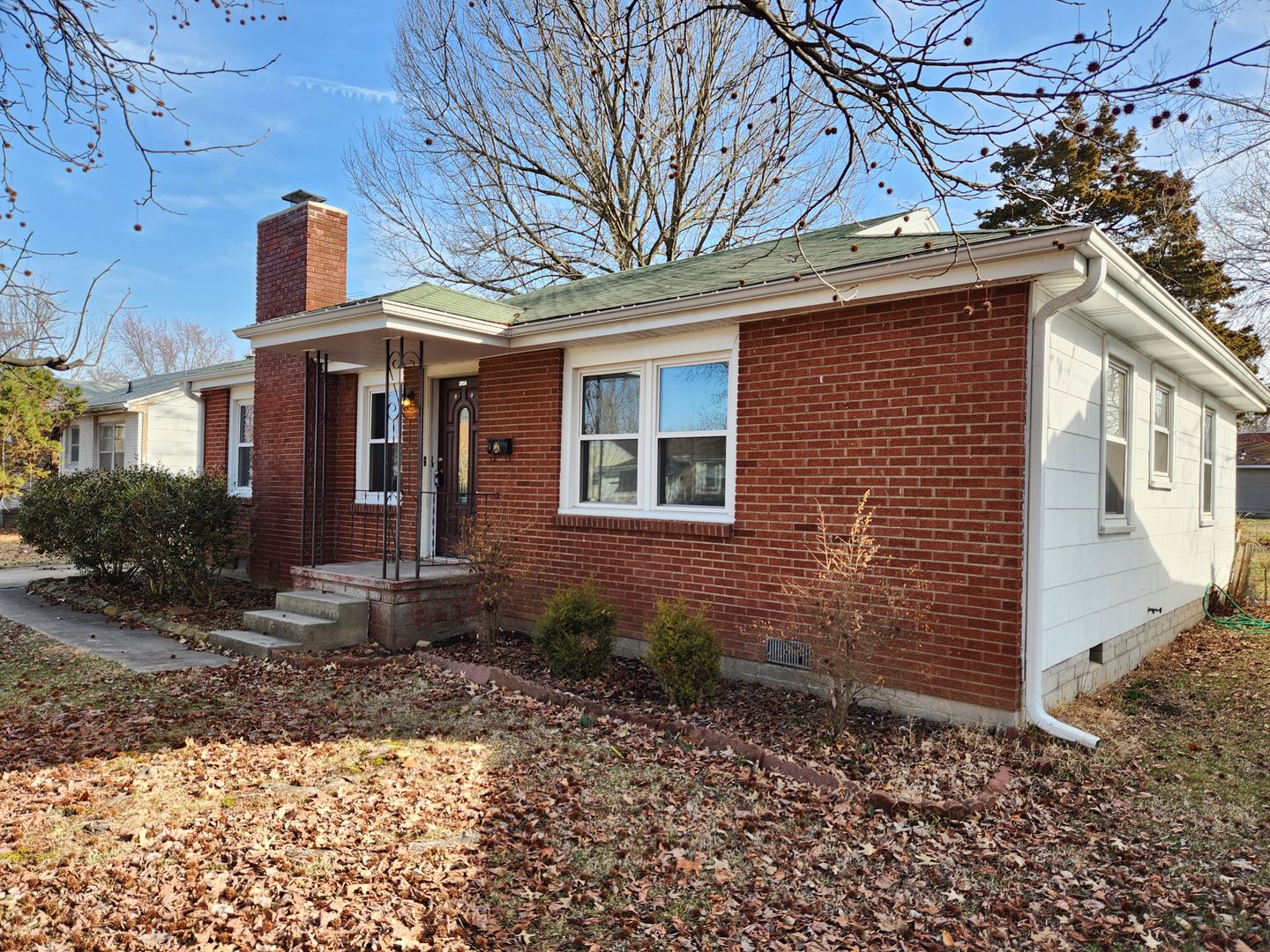 Springfield House: 1950 S Collinson Ave