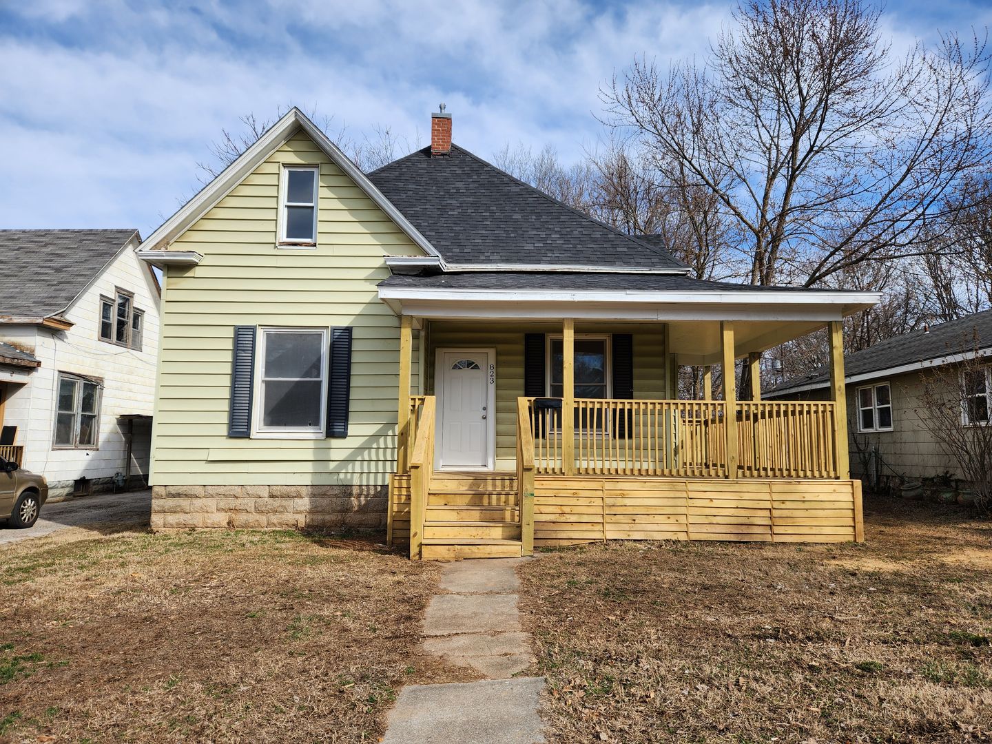 Springfield House: 823 W Central St