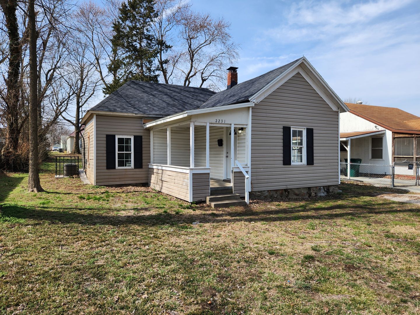 Springfield House: 2231 N Rogers Ave