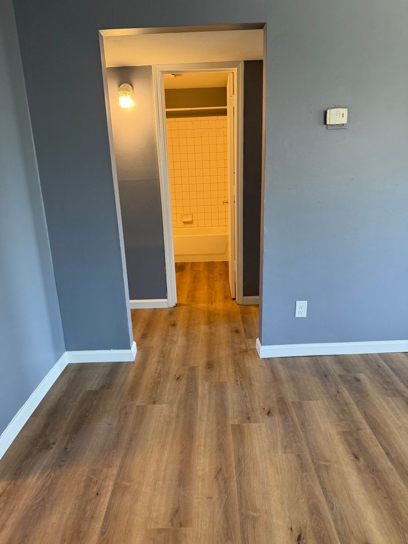 Versailles Apartment: 900 S 2nd St