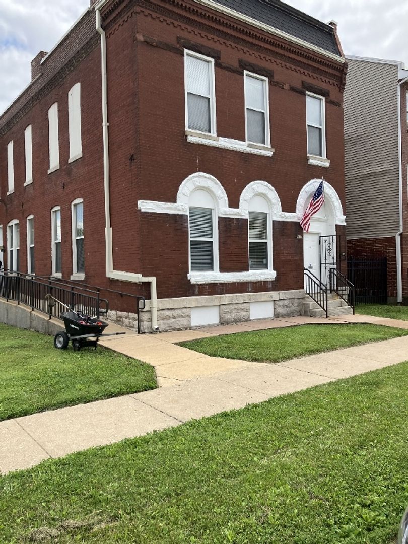 St Louis Apartment: 2002 E Obear Ave