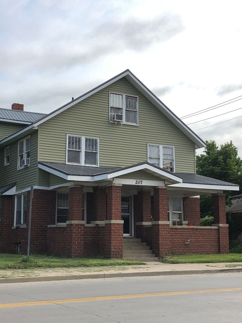 Kirksville Apartment: 207 E Jefferson St