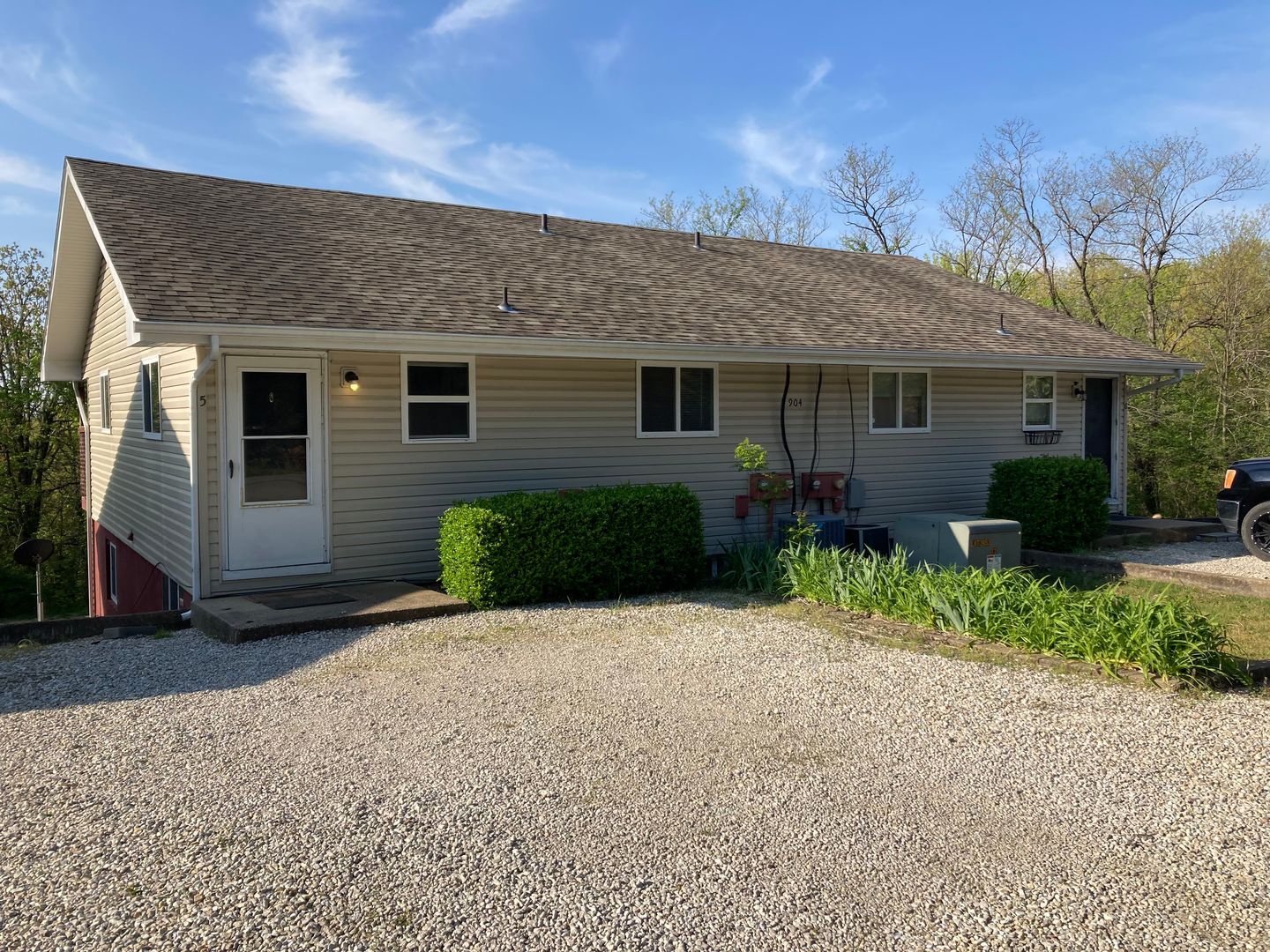 Versailles Apartment: 900 S 2nd St