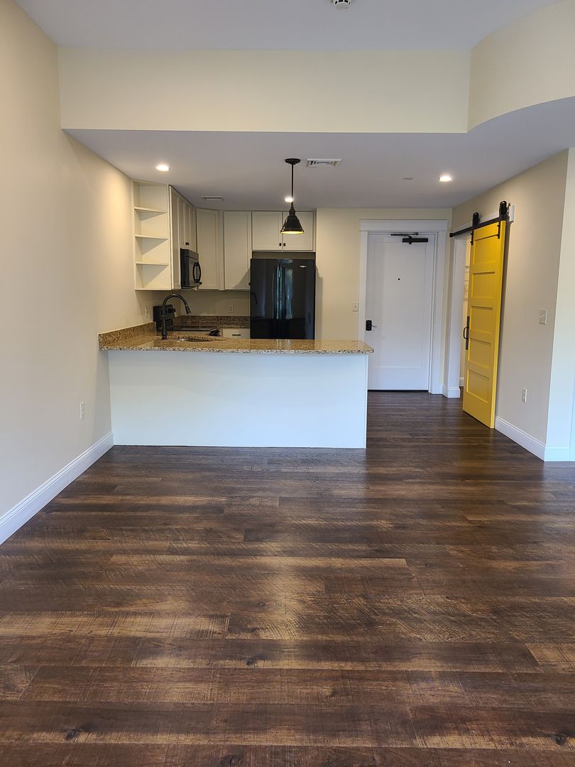 Gorham Apartment: 7 Railroad Ave