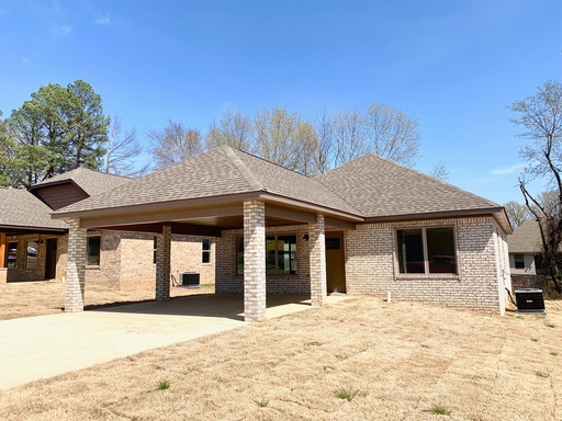 3 Bed, 2 Bath with Vaulted Living Space, Pantry, and Fenced Yard – photo 1